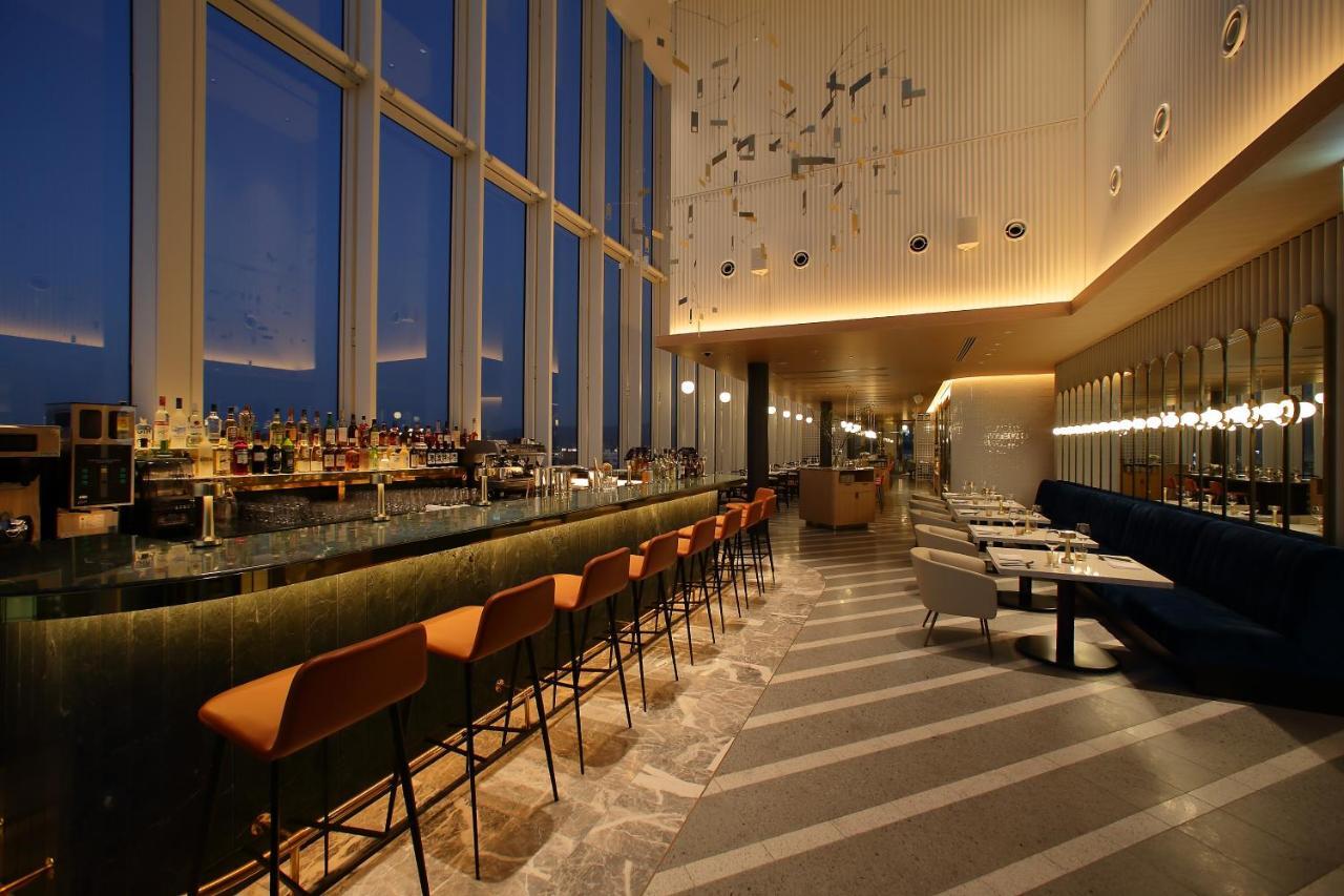 Miyako Hotel Hakata Fukuoka  Exterior foto The bar at the 39th floor
